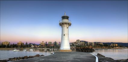 Woolongong Harbour Lighthouse - NSW T (PBH4 00 9794)
